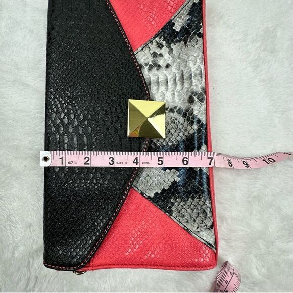 Pink and black faux snakeskin clutch - Picture 8 of 8